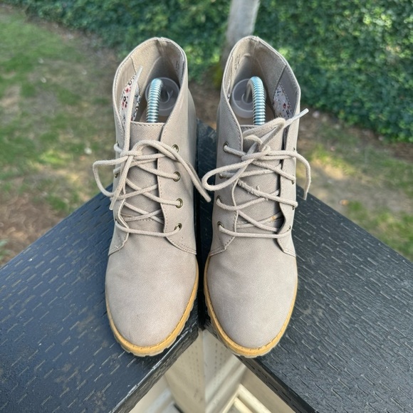 Restricted Women’s Gray Taupe Lace Up Heeled Booties‎ Size 6.5 - Picture 4 of 10